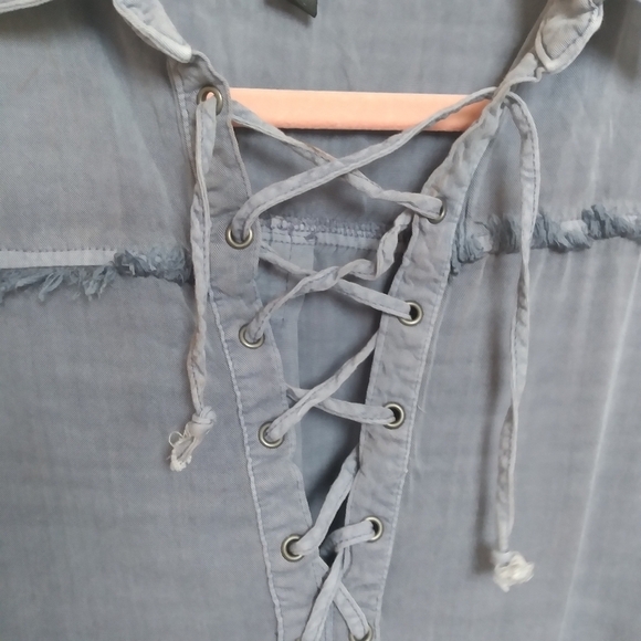 Rock & Republic Blue Chambray Denim Grommet Lace Up Tank Top Size Medium - Picture 3 of 9